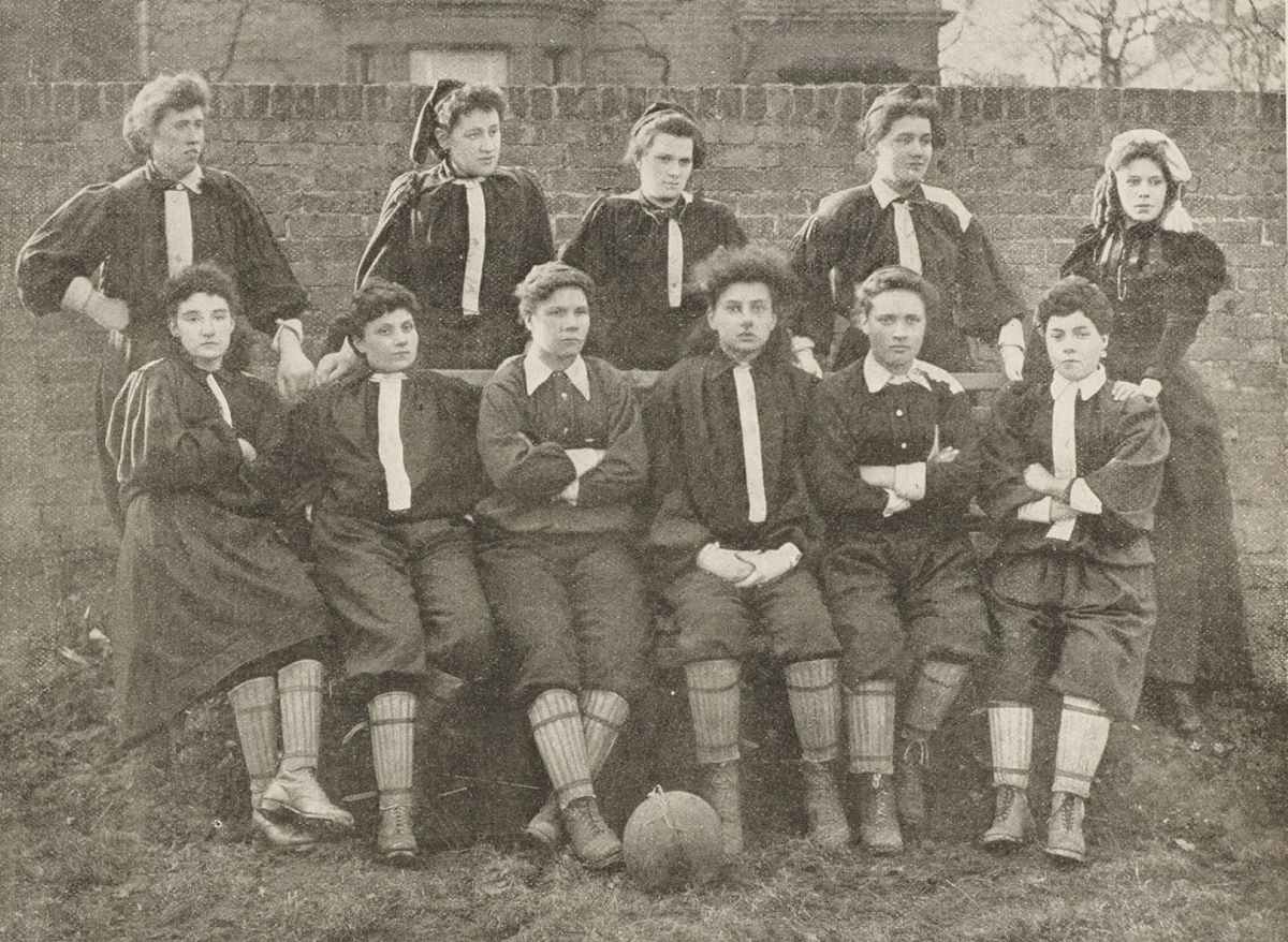 1895-womens-football-team