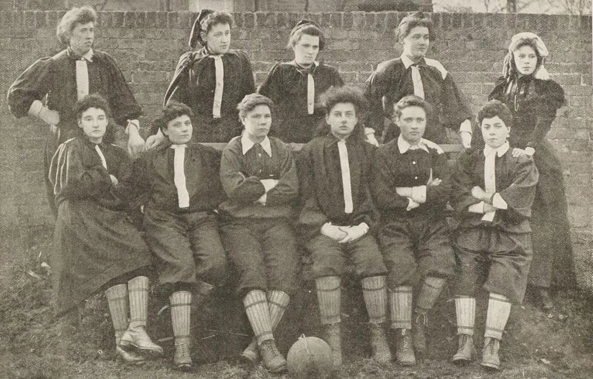 1895-womens-football-team