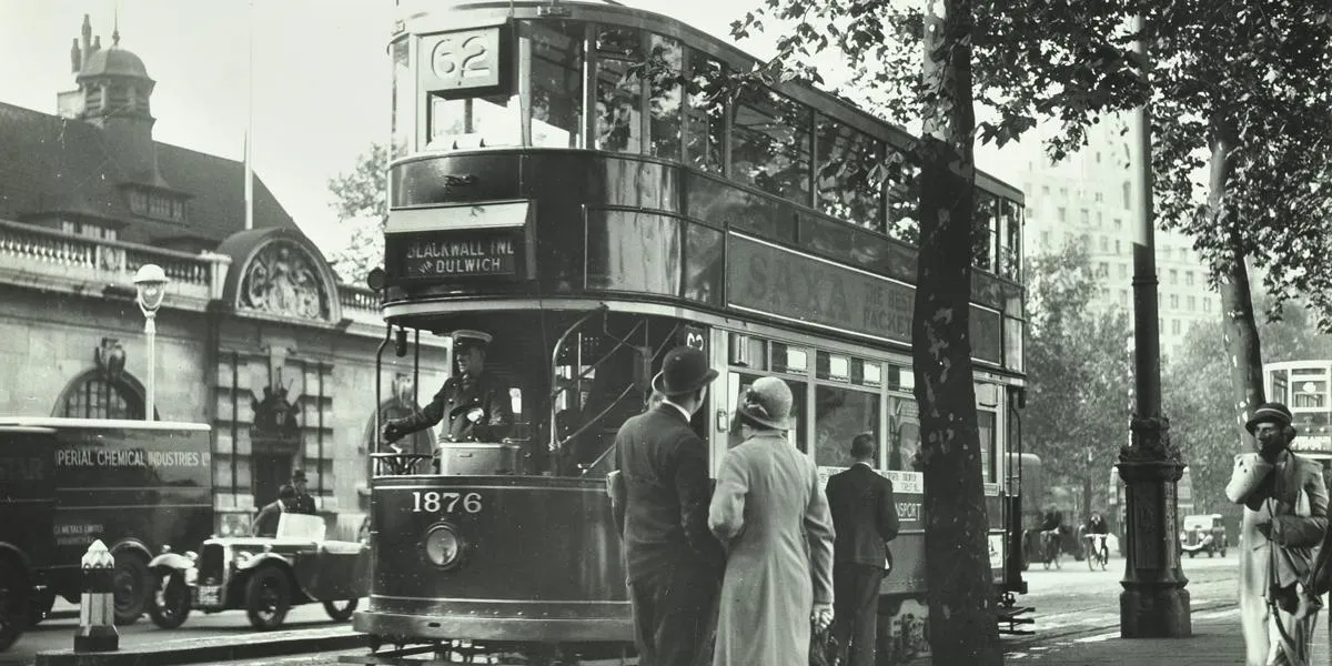 1930s-tram-on-embankment
