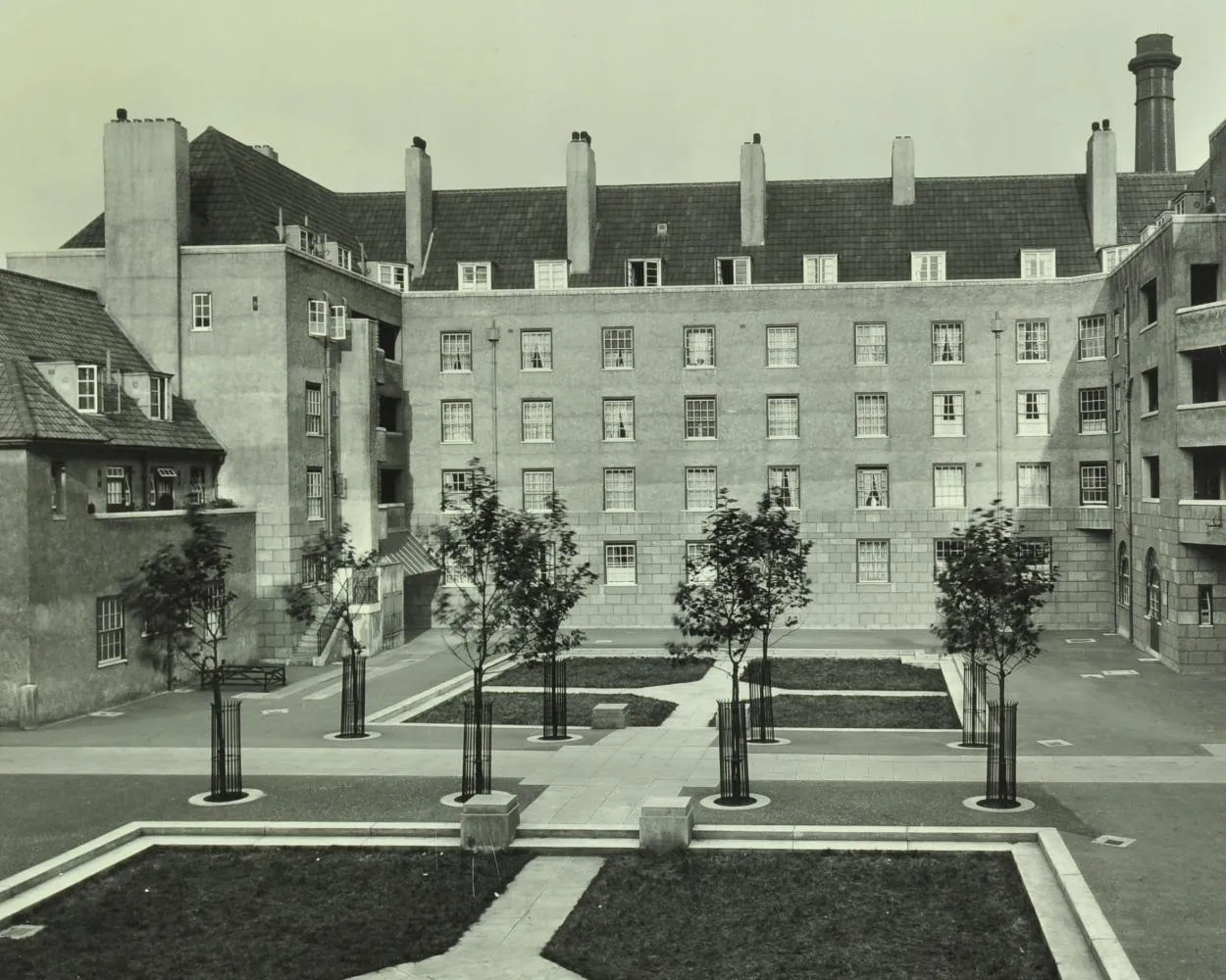 Ossulston Estate: Walker House, with a small courtyard garden, 1934