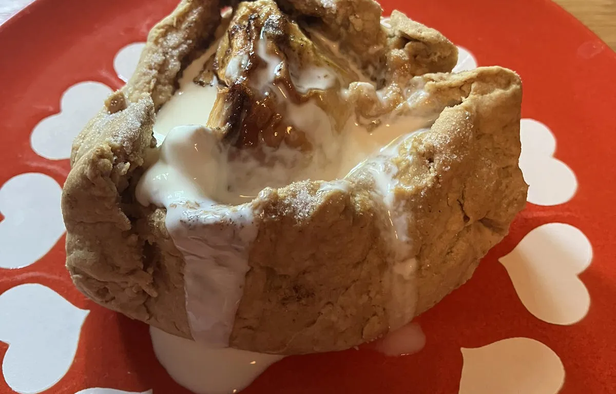 baked-apple-with-cream