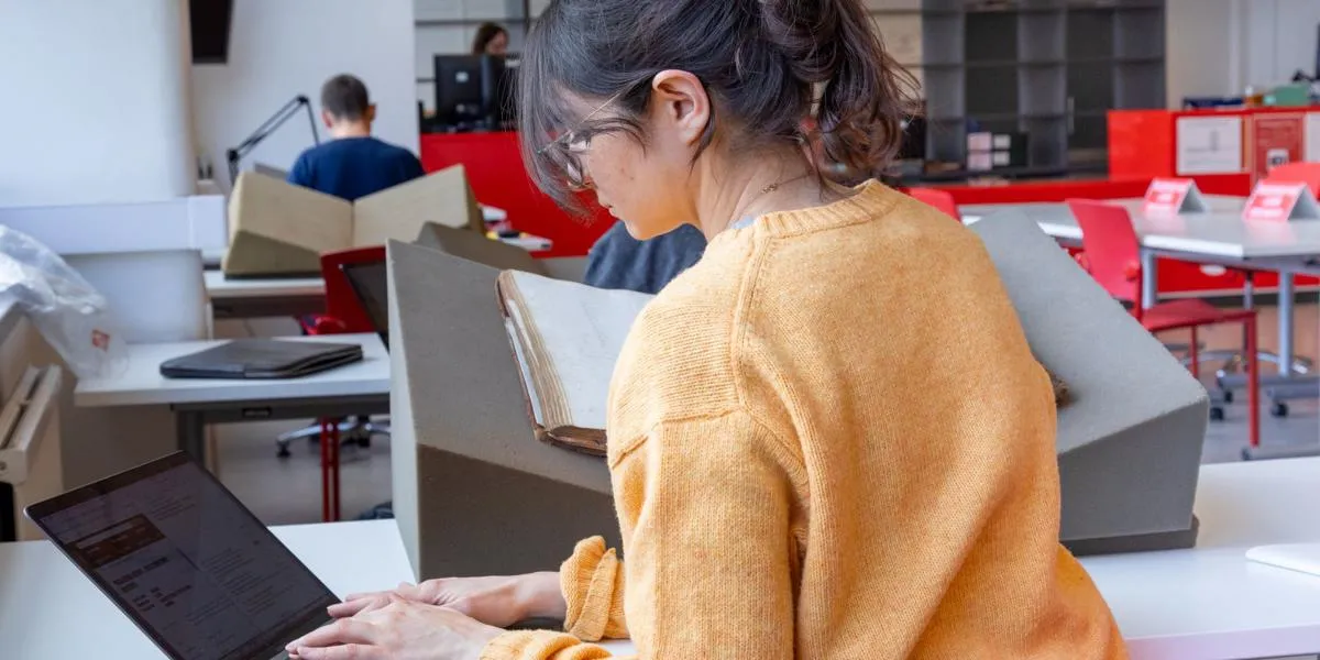 book-stand-and-laptop-asa