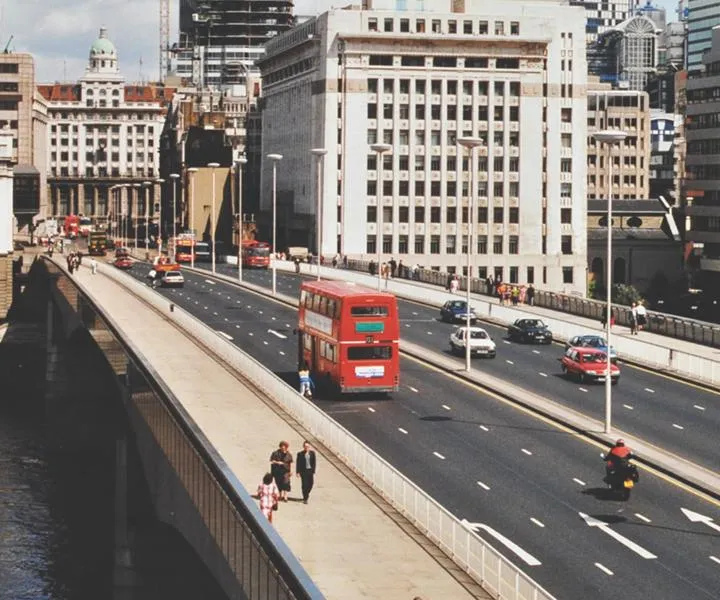 bus-crossing-london-bridge