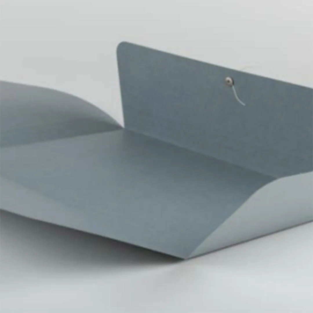 Four-flap folder in 300 gsm card, with full-length flaps