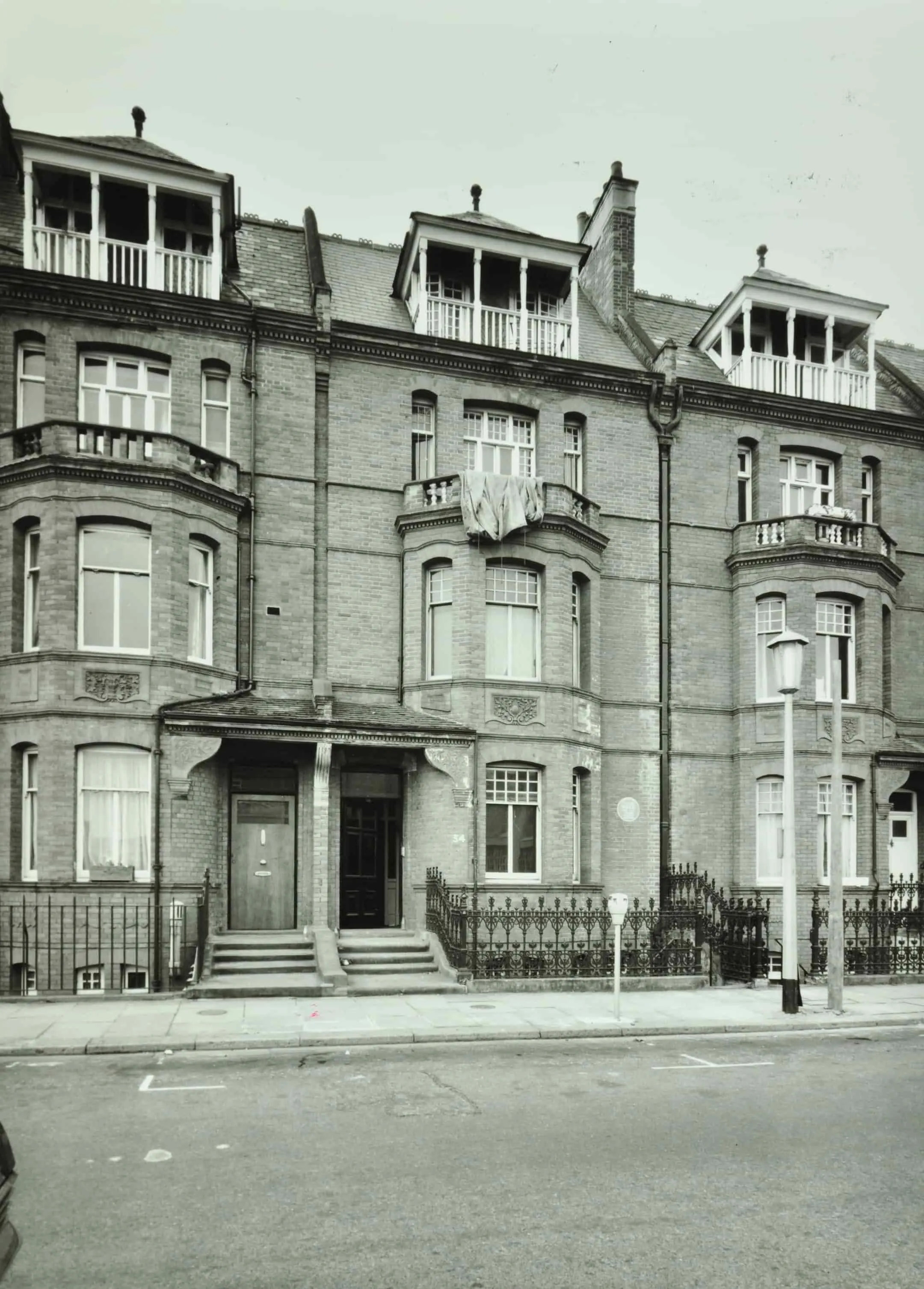 Terrace Houses on Tite Street, empty road outside.