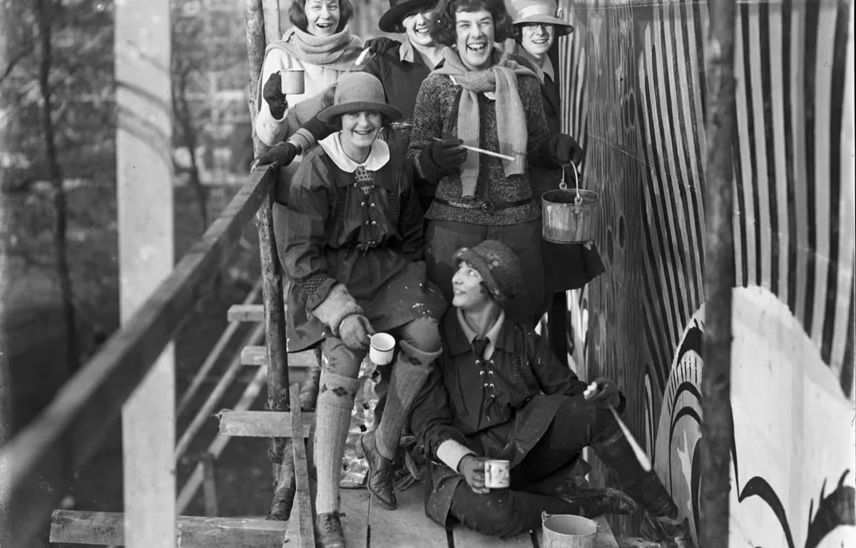 ladies-painting-mural-1924
