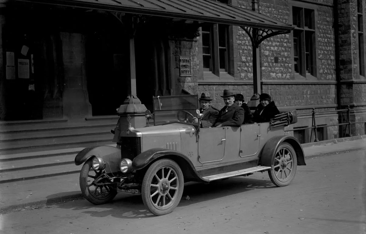 Mayor of Ealing in a car in 1923