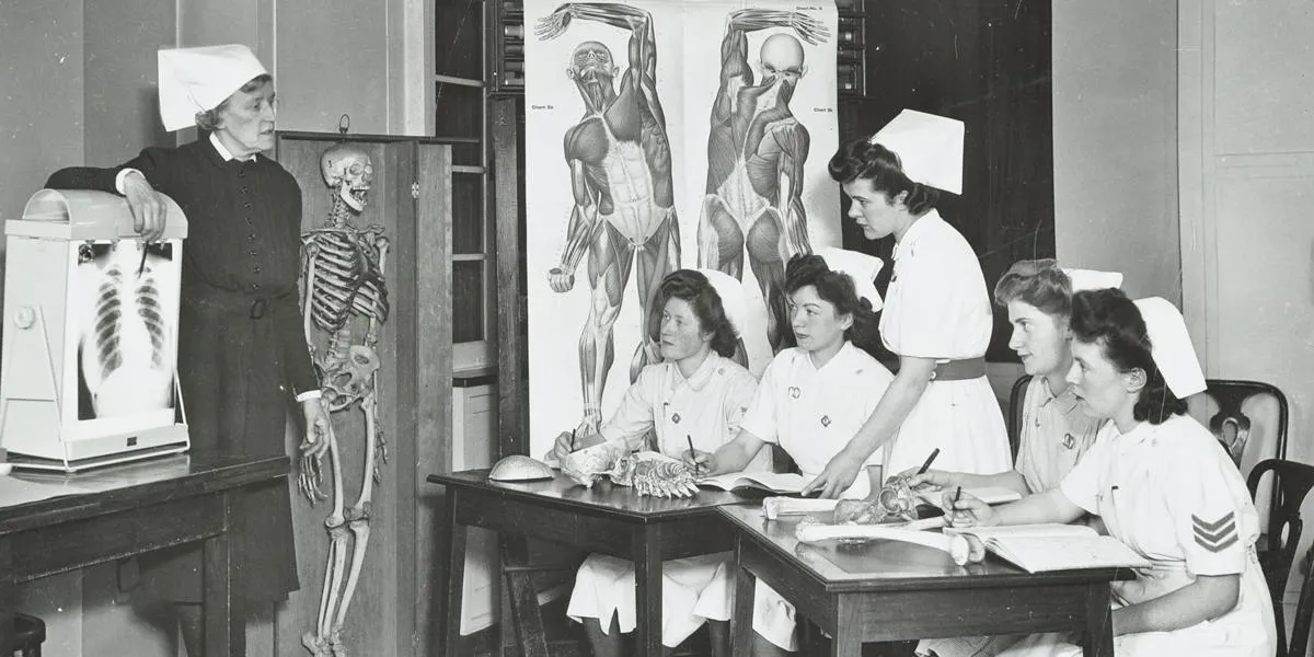 nurses-training-with-skeleton