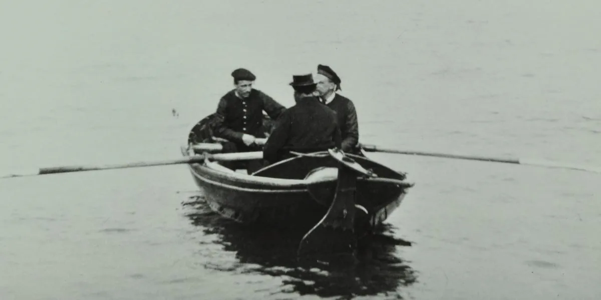 policemen-rowing-on-thames