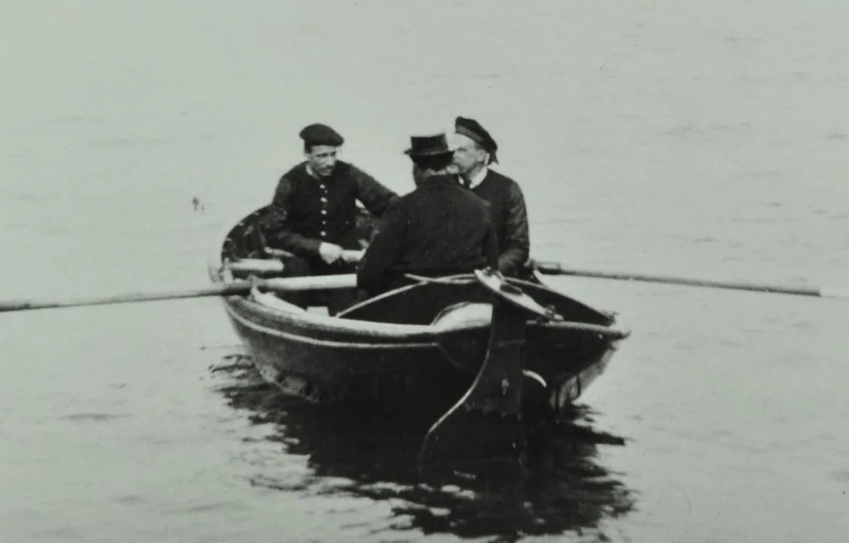 policemen-rowing-on-thames