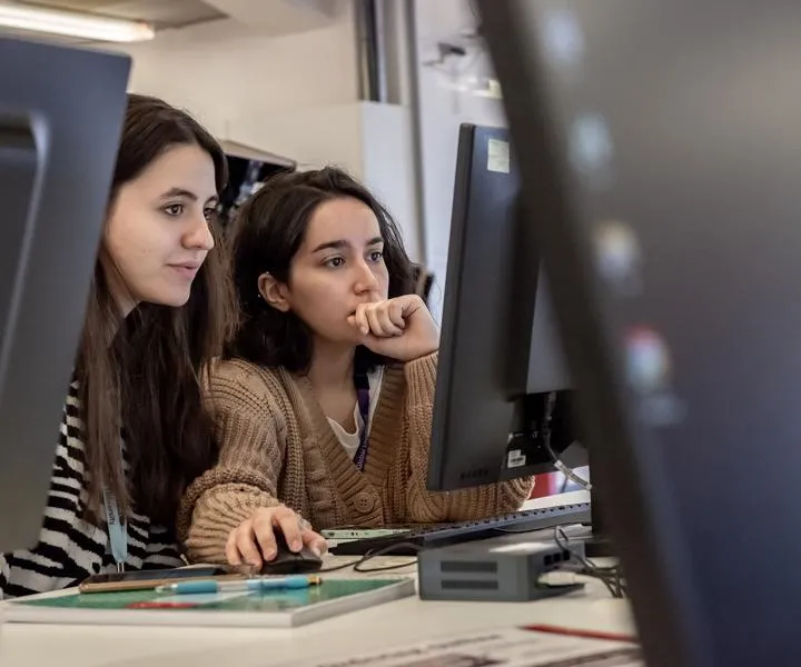 visitors-using-computer-for-research