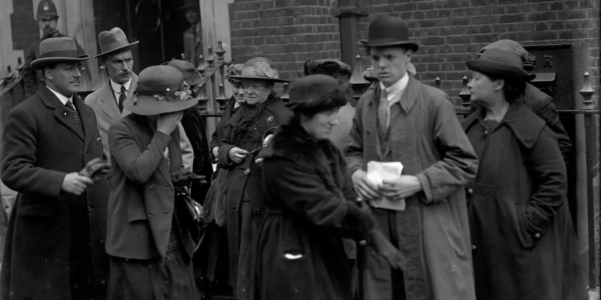 witnesses-leaving-a-courtroom
