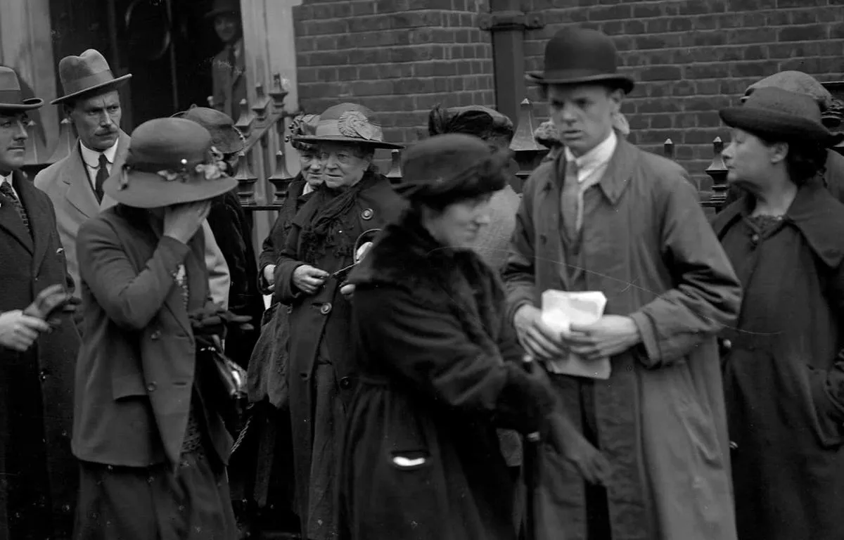 witnesses-leaving-a-courtroom
